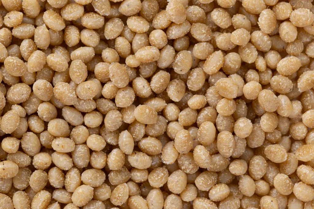 Beigefarbene Compounds mit Naturfaseranteil in Pelletform