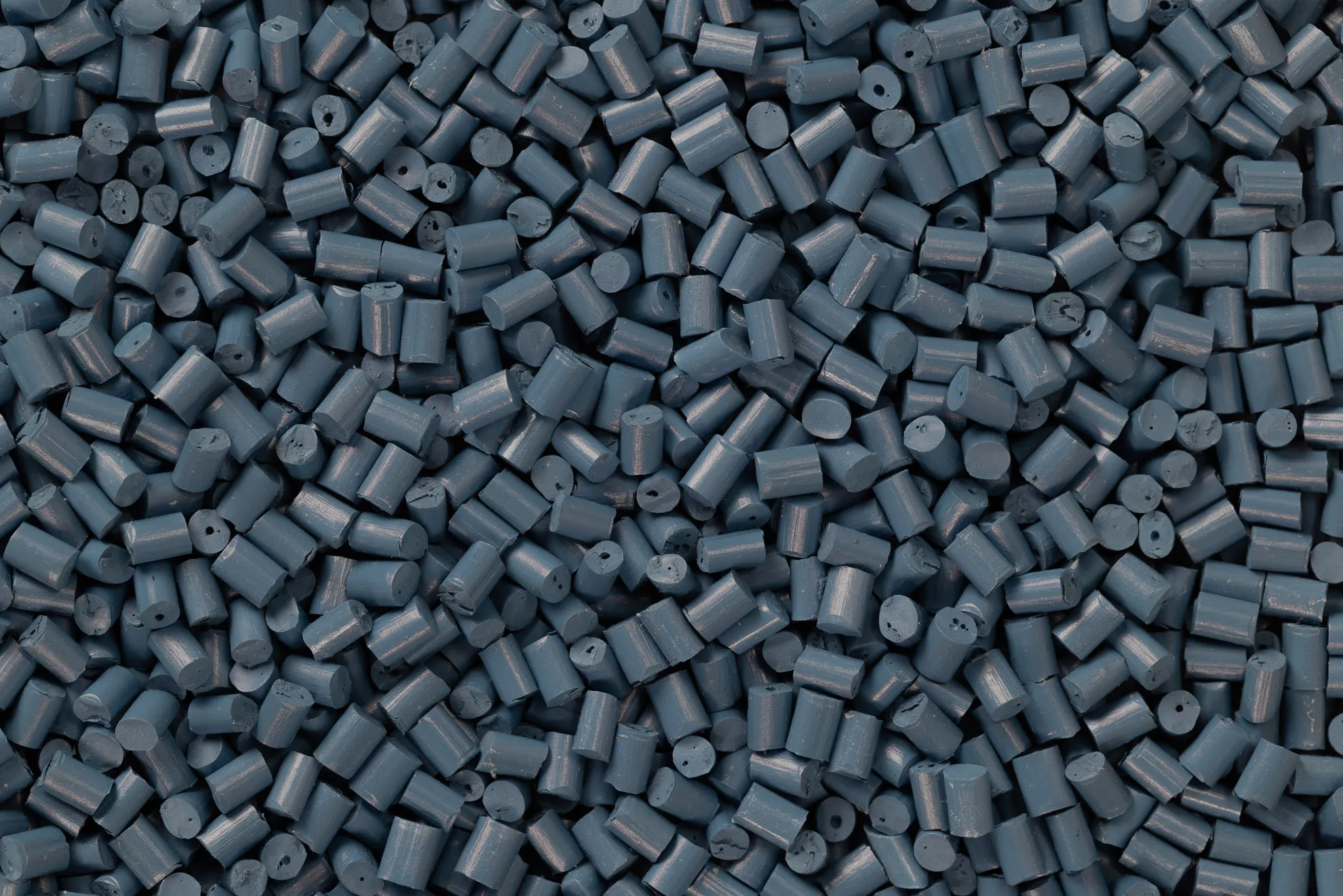 Nahaufnahme von blauen Biokunststoff-Compounds